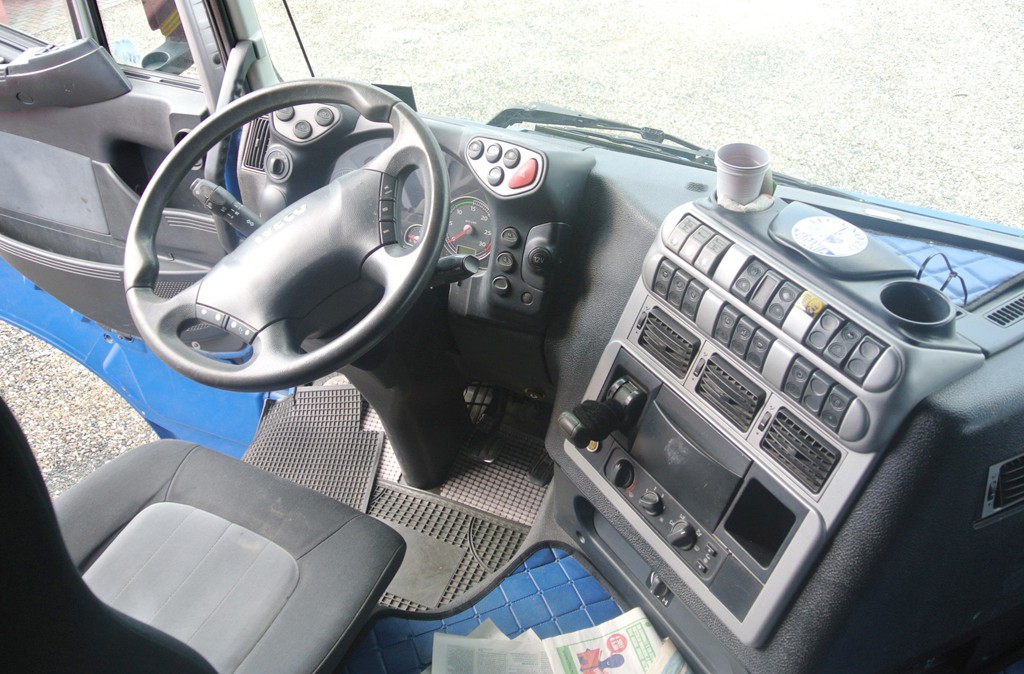 iveco_stralis_450_6x2_usato_3 assi_interno