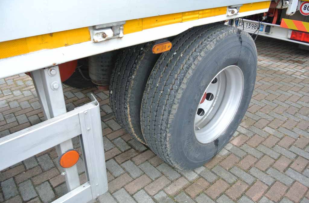 rimorchio_3_assi zorzi_spondato_cassonato_8_metri_usato_gomme_2