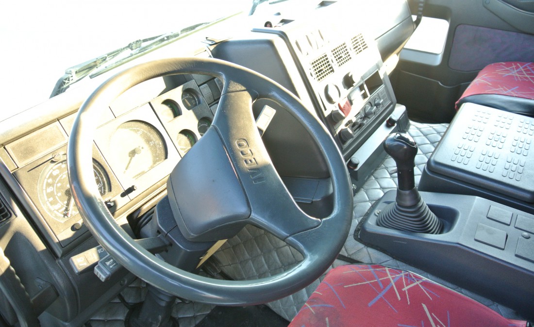 motrice_autocarro_iveco_eurotech_centinato_sponda_usato_interno